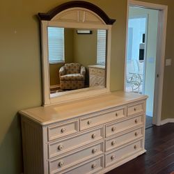 Bed Room Set. Dresser Night Stands