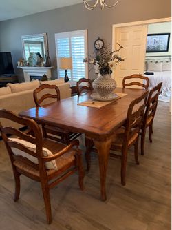 Beautiful Dining Table, 2 leafs & 6 chairs
