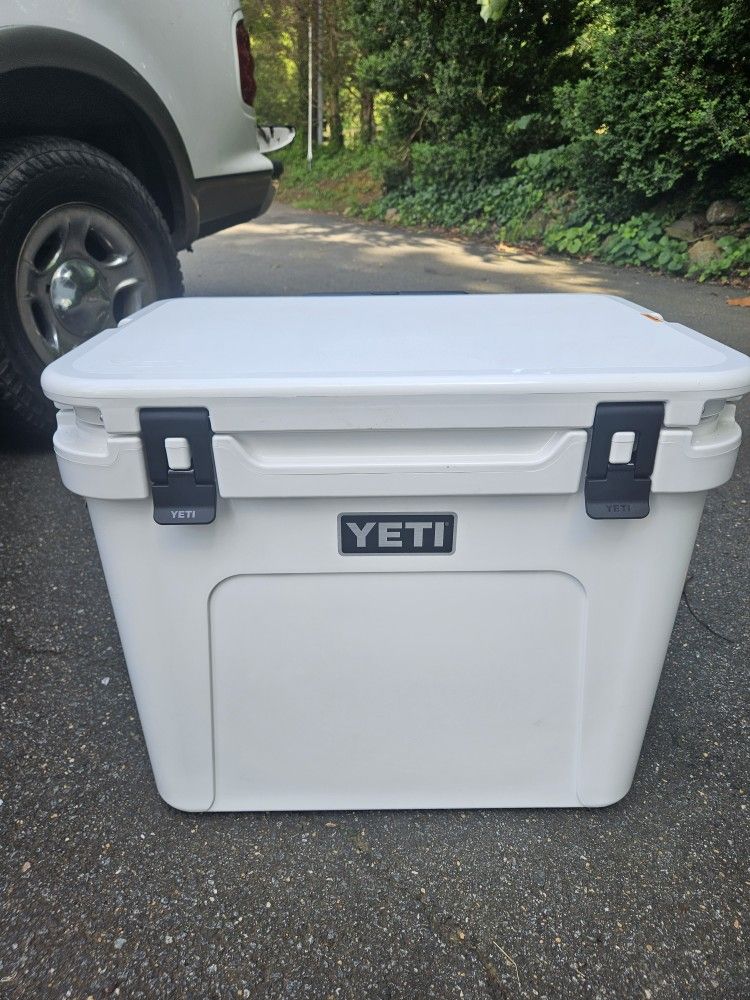 Yeti Roadie 60 Roller Cooler White New With Tags