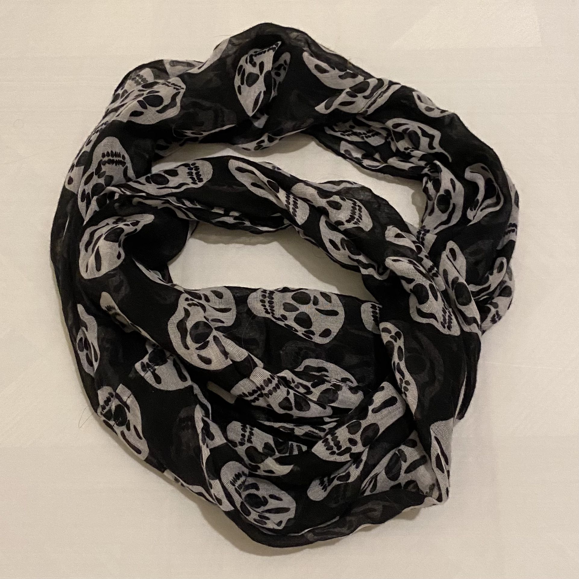 RUE 21 BLACK AND WHITE SKULL INFINITY SCARF