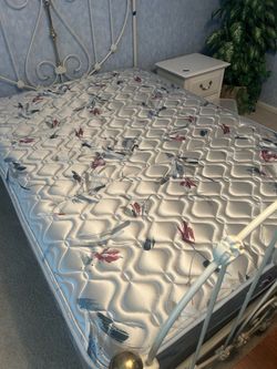 FULL SIZE MATTRESS/BOX SPRINGS