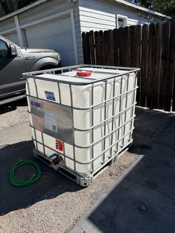 275 Gallon Reinforced Water Tank with hose attachment and hose