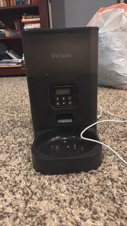 Automatic cat feeder