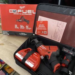 Milwaukee M12 FUEL 12-Volt Lithium-Ion Brushless Cordless HACKZALL Reciprocating Saw Kit w/ One 4.0Ah Batteries Charger & Tool Bag