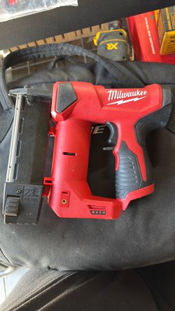 Milwaukee M12 23-Gauge Pin Nailer