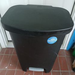 Glad 13 Gallon Trash Can