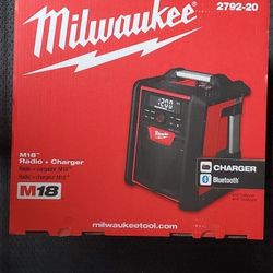 MILWAUKEE M18 CORDLESS BLUETOOTH/AM/FM JOBSITE RADIO WITH CHARGER