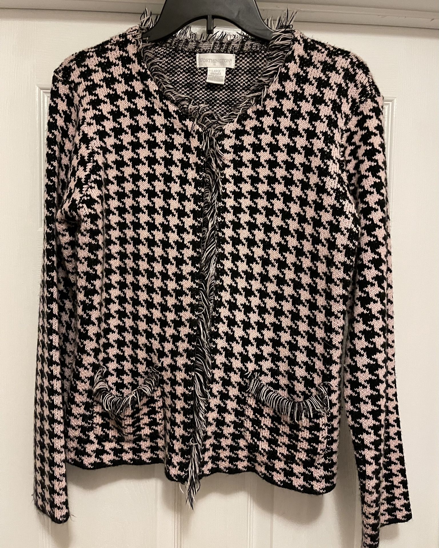 Worthington size Large cardigan sweater pink black houndstooth print fringe excellent condition smok