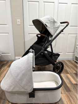 Like new Uppababy vista v2 stroller and mesa v2 car seat