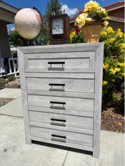 Gray 5 Drawer Dresser Chest of Drawers Furniture Excellent Condition