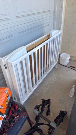 Free folding full size crib. Base is cracked