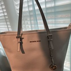 💼 Michael Kors White Purse – $30
