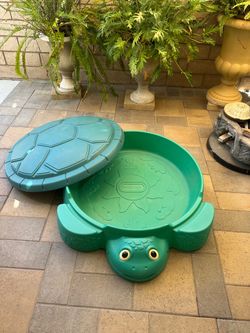 Kids sand box