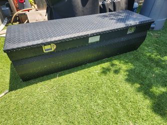 Truck bed tool box