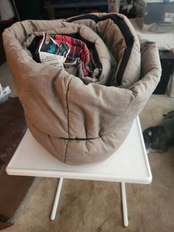 USED DUPONT HOLLOWFIL SLEEPING BAG W/ SMALL HOLE