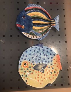 2 colorful fish plates