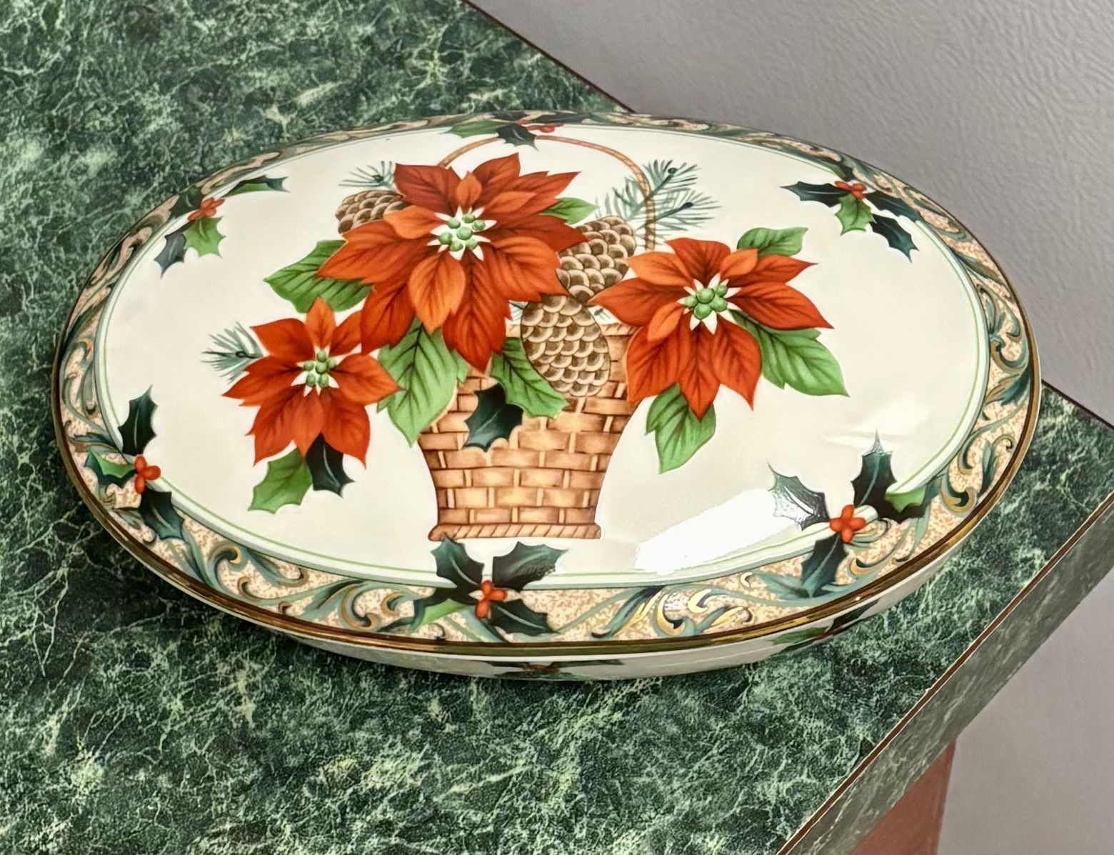 Mikasa Poinsettia Christmas Holiday Covered Dish 