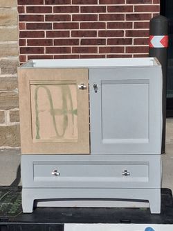Used but in good condition Single Sink Bath Vanity