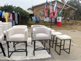 Muebles y ropa y plantas