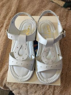 VENDO HUARACHE DE NIÑA SIZE 9.5