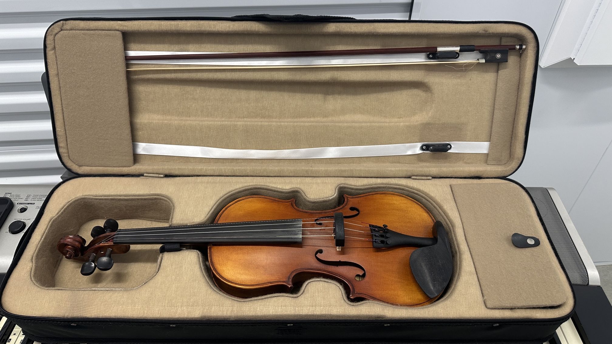 Cremona 200B 4/4 Full-Size Violin w/ Case & Bow, KUN Shoulder Rest