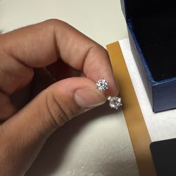 VVS1 Moissanite Stud Earrings 