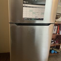Insignia 21 cu ft refrigerator (Not working)