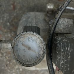 2 Air Compressor & 2 Nail Guns