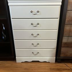 NICE WHITE DRESSER