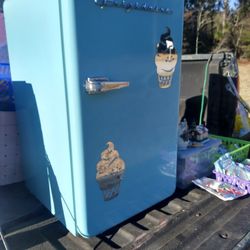 Fridgedaire Teal Mini Fridge With Freezer