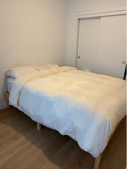 DreamCloud Premier Hybrid Mattress – Excellent Condition!