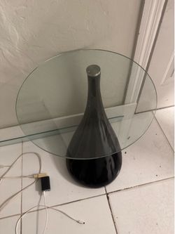 Mesa de vidrio para decorar la sala