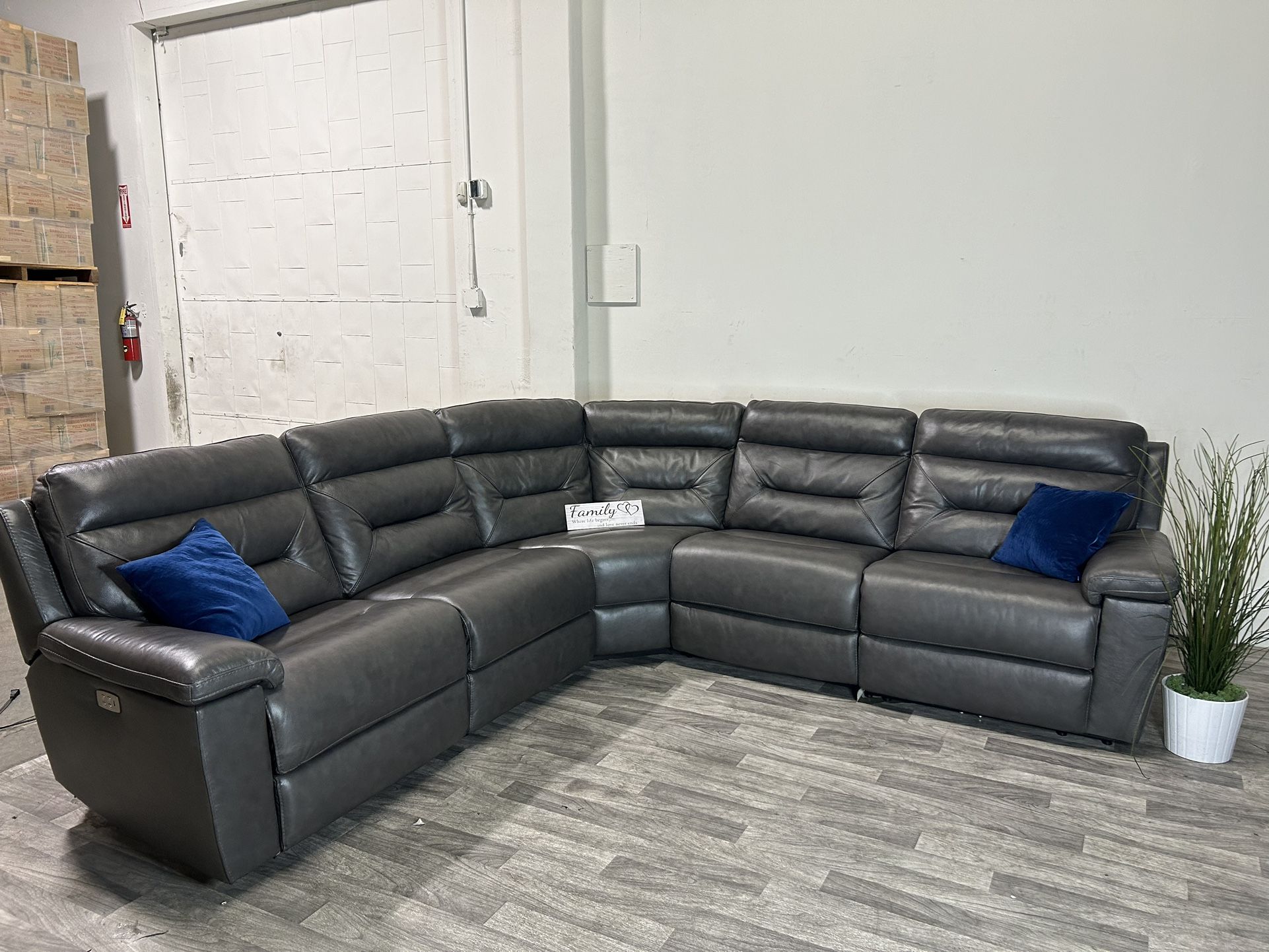 LIKE NEW! Leather Power Reclining Sectional Couch (FREE DELIVERY 🚚)
