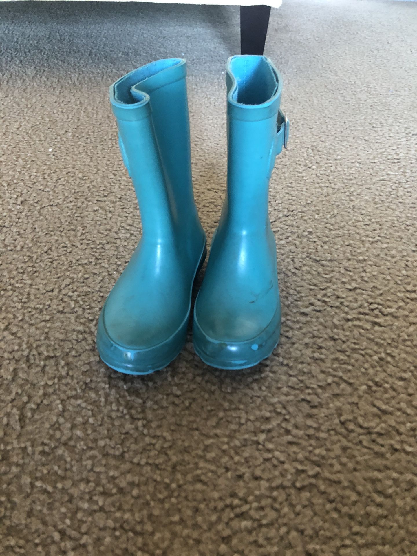 Size 9 but can fit 10 as well rain boots