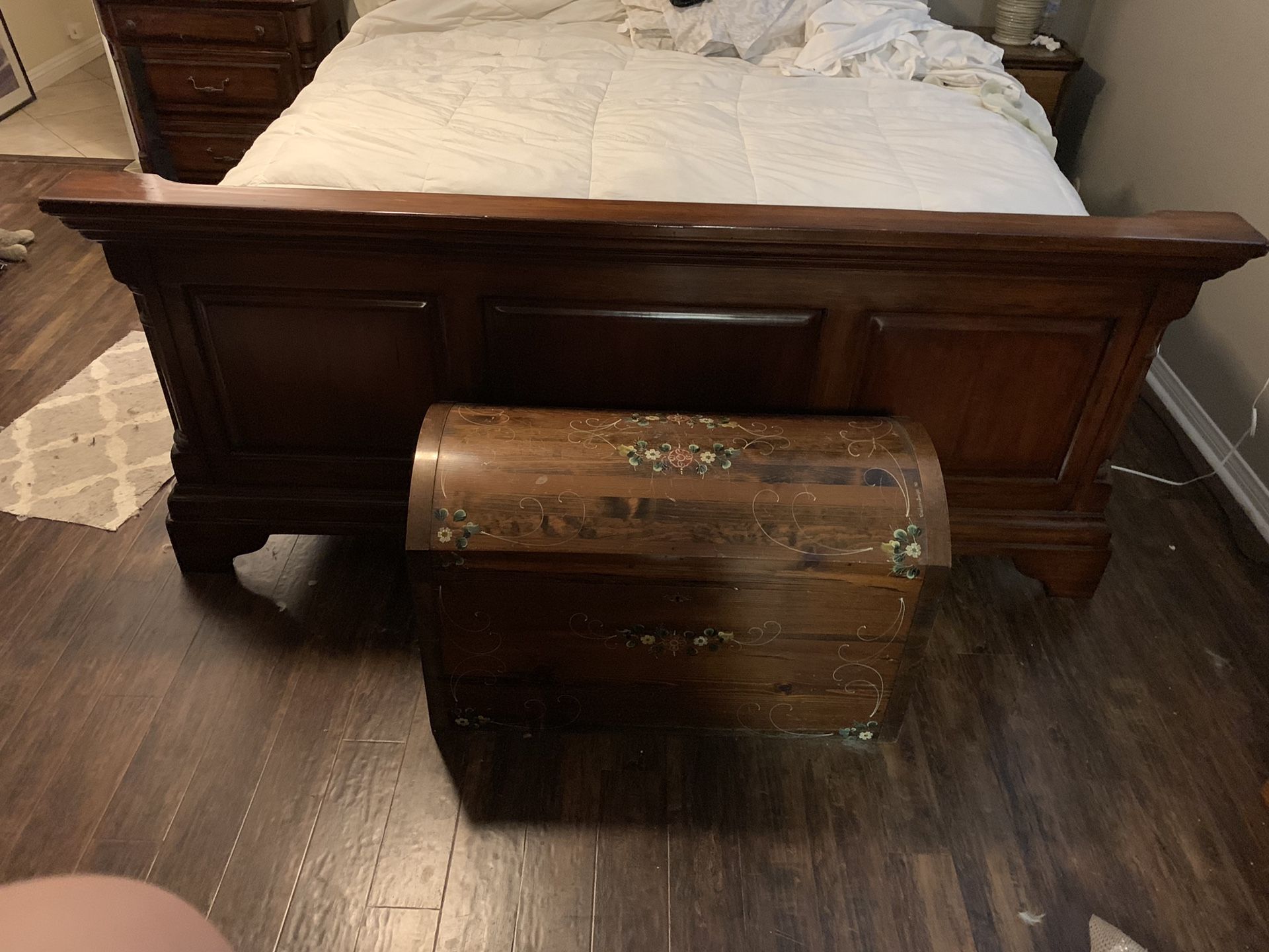 Alexander Julian bedroom set for sale! for Sale in Yorba Linda, CA