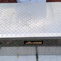 TOOL BOX ( L:41" H:15" D:22") Good Condition 