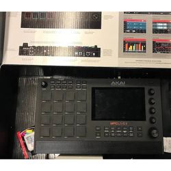 AKAI MPC Live 2        (10/10 Condition)