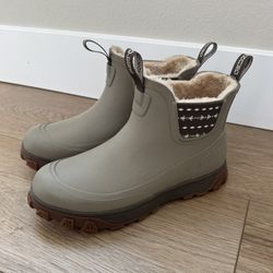 Women’s Grundens Deviation Sherpa Ankle Boots, Size 9