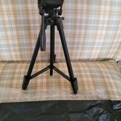 55-inch Lightweight Aluminum Laser Level Tripod with Bubble Level, Quick Release Plate with 1/4"-20 Screw Mount for Laser Level NEW WITH BOX.

Materia