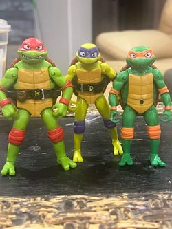 Teenage Mutant Ninja Turtles Mutant Mayhem, turtle lot of 3. All 3 Turtles are missing the bandana strands and Michelangelo is missing a finger. Good