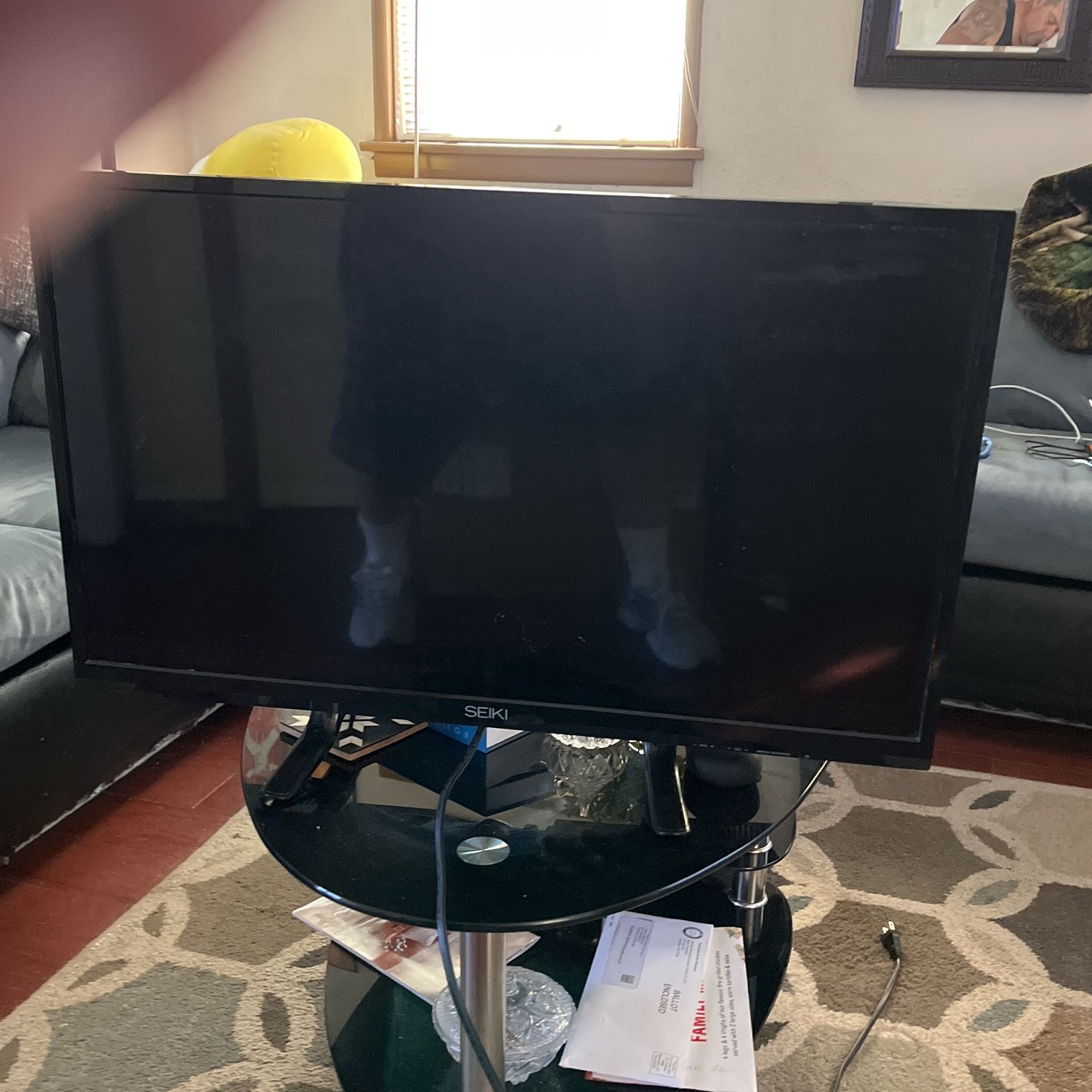 32 inch flatscreen TV with remote