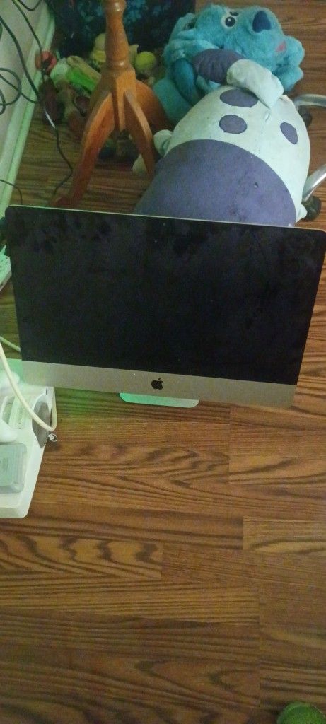 2012 Mac Desktop 1 Tb. Inside Screen Damage