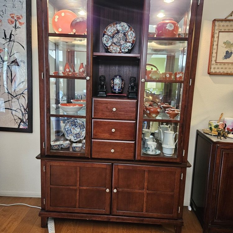 Lighted Cherrywood Hutch/Display Cabinet