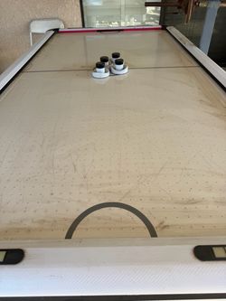 Air hockey table