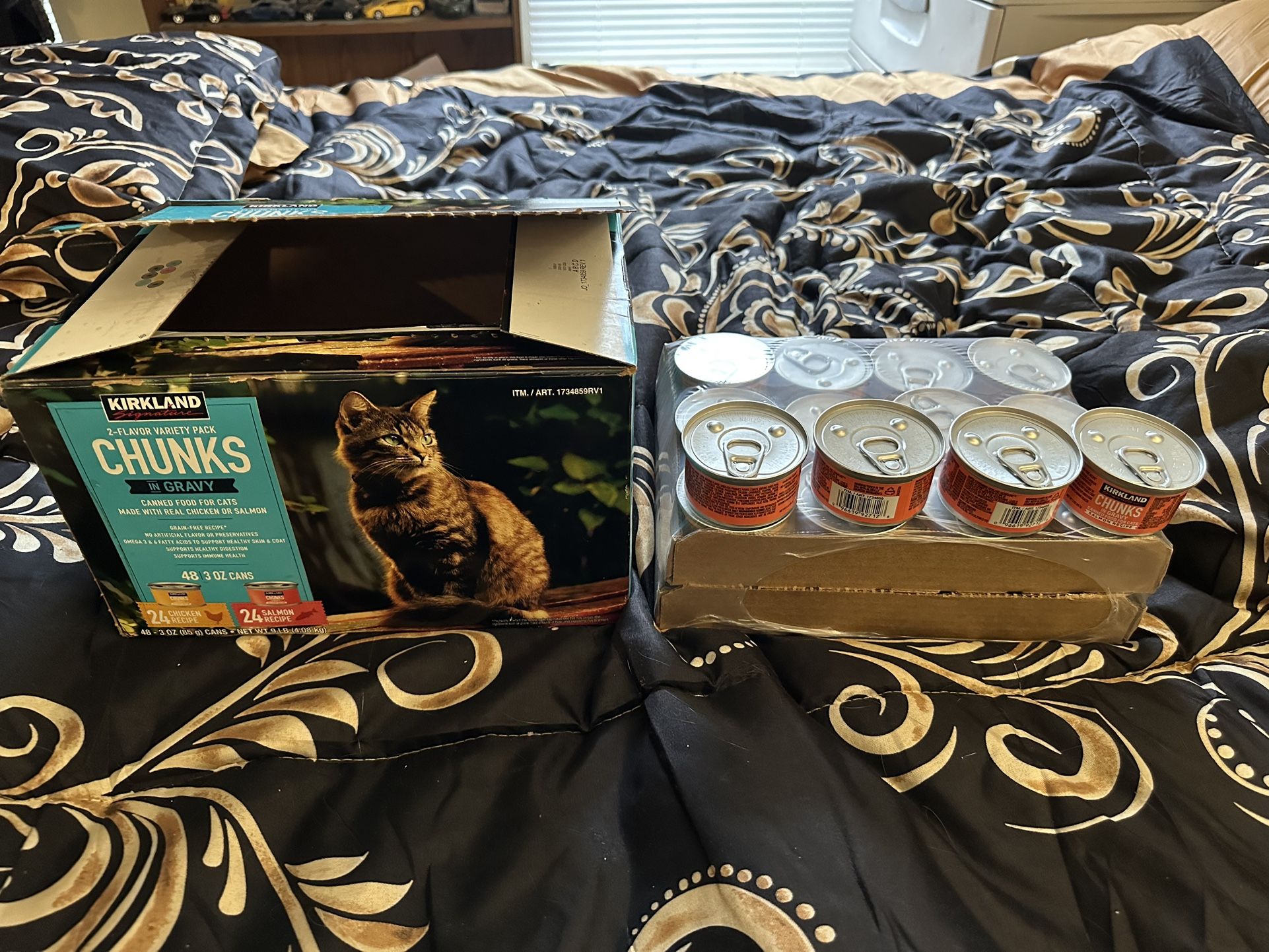 Kirkland Signature 2 flavor variety pack chunks cat food 28 cans