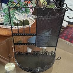 Earring holder/jewelry stand. Measurements are in the pictures. Everett Melvin Avenue/Broadway pick up area.