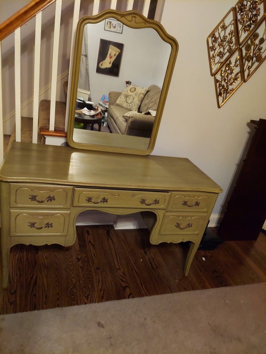 Vanity / Pending Pick Up