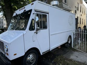 FOOD  TRUCK /Restaurant on Wheels
