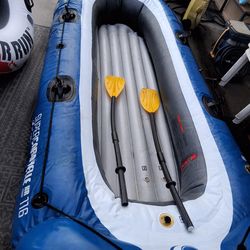 10 foot raft and floating ice chest all like New in great condition only used once Asking for all in the pictures 150$