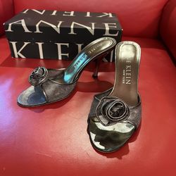 Anne Klein High Heel Shoes W/ Flower, Size 7,5
